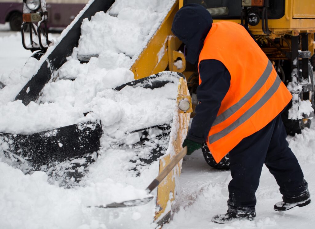 snow-clawing-cleaning-snow removal